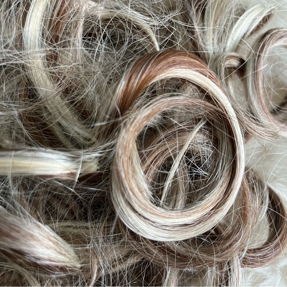 Clip On 23” Hair Extensions - Picture 2 of 6